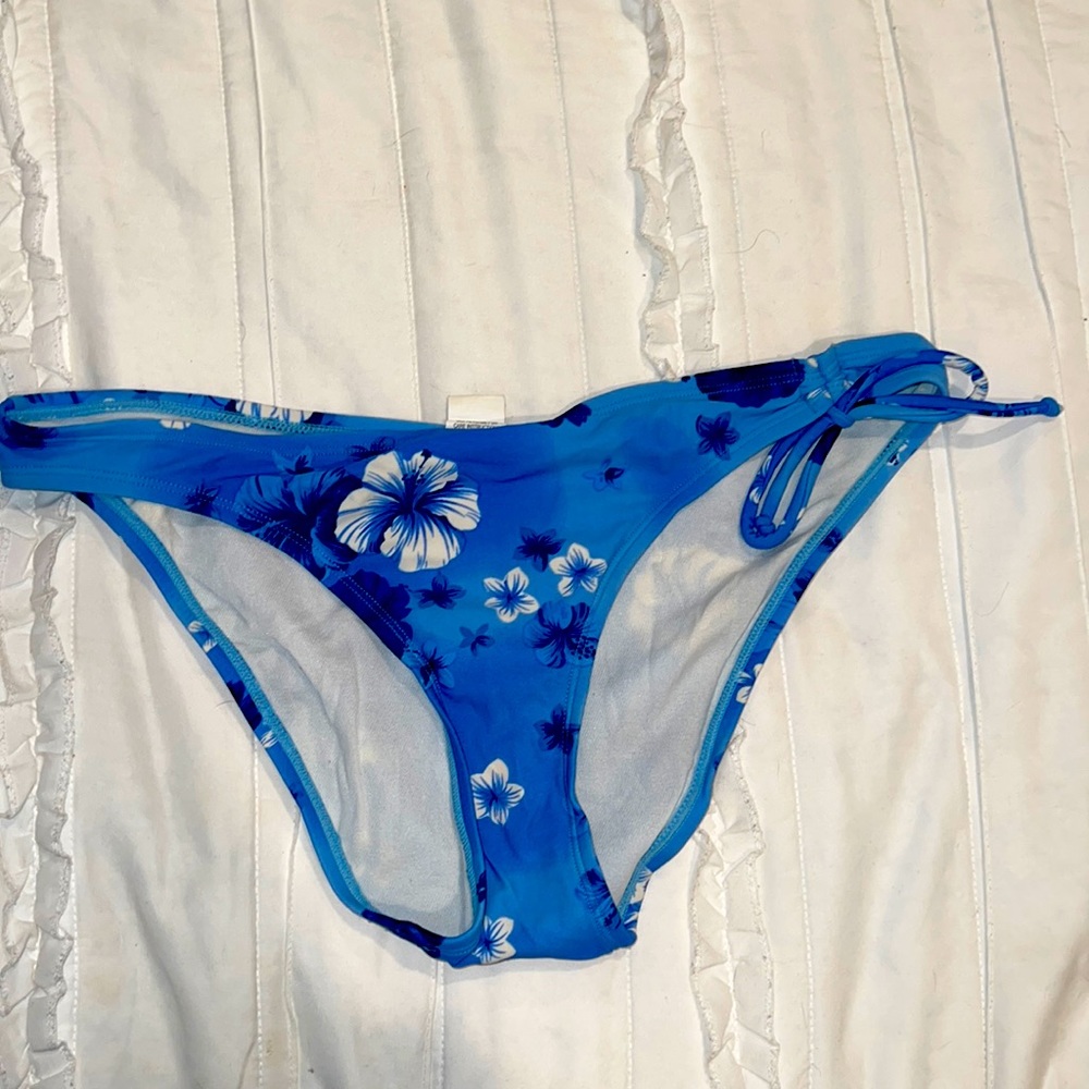 Hawaiian print swim bottoms !